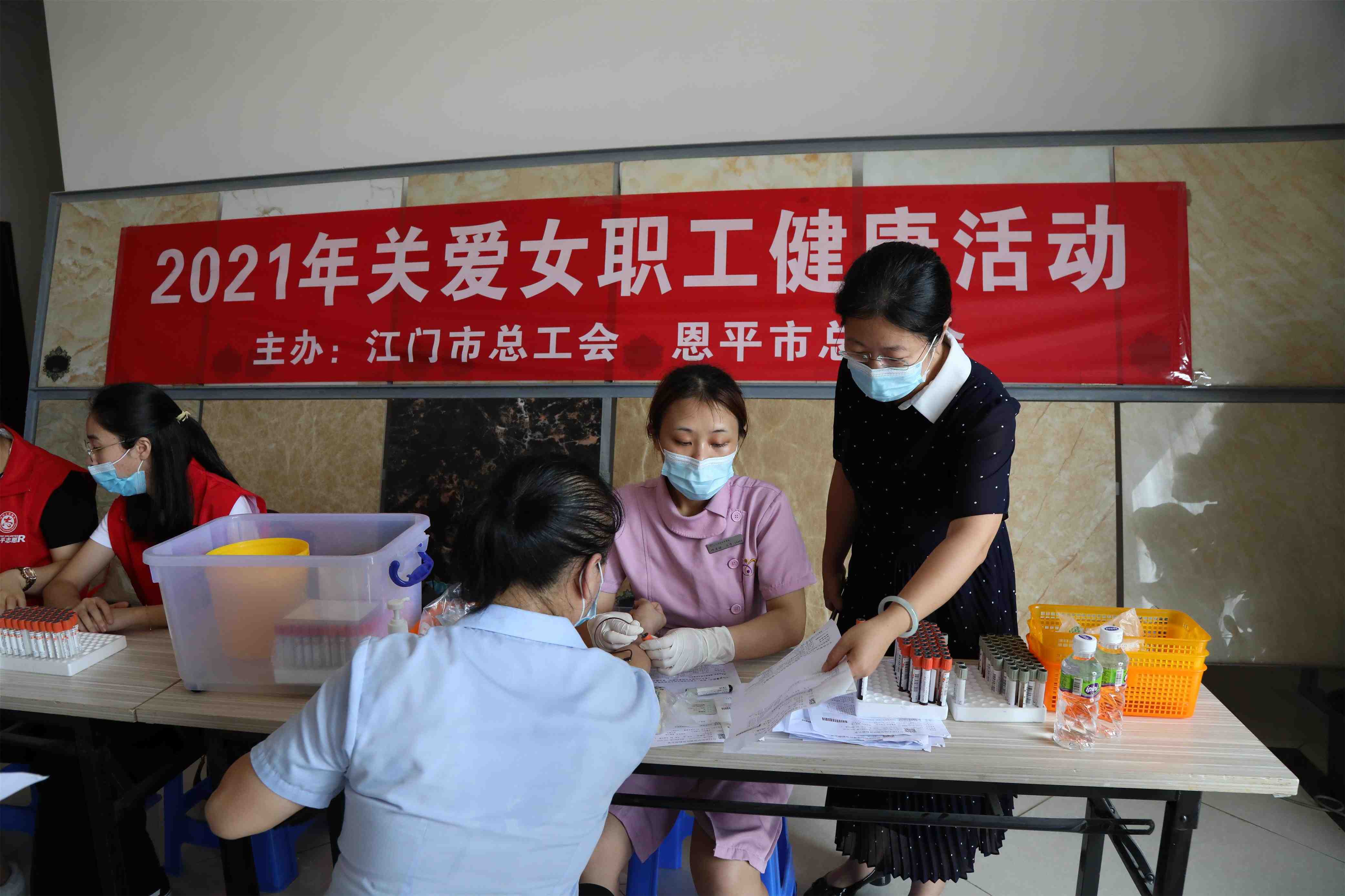 7月28日市总女职委主任何玉红在恩平百强陶瓷两癌筛查现场检查工作.jpg