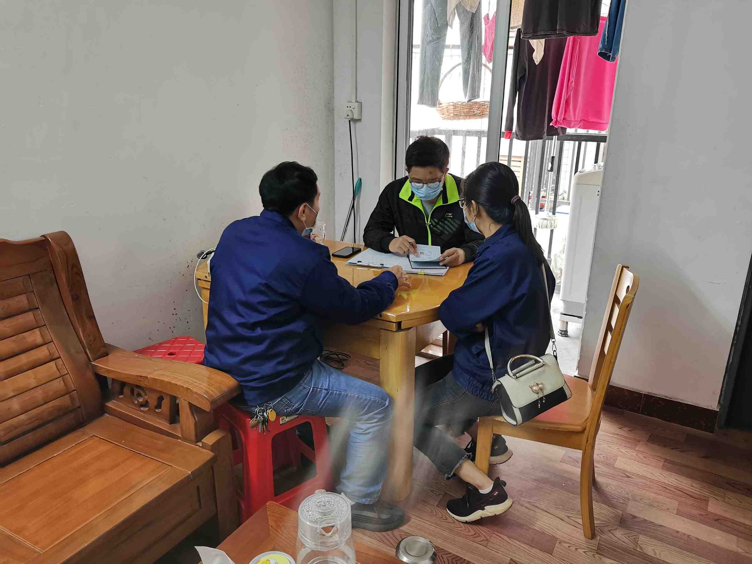 江海区礼乐街道工会干部到困难职工符先生家中调查.jpg