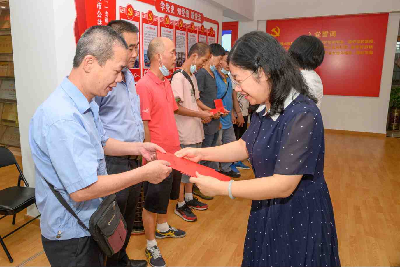 何玉红副主席为职工代表发放爱心慰问卡_看图王.jpg