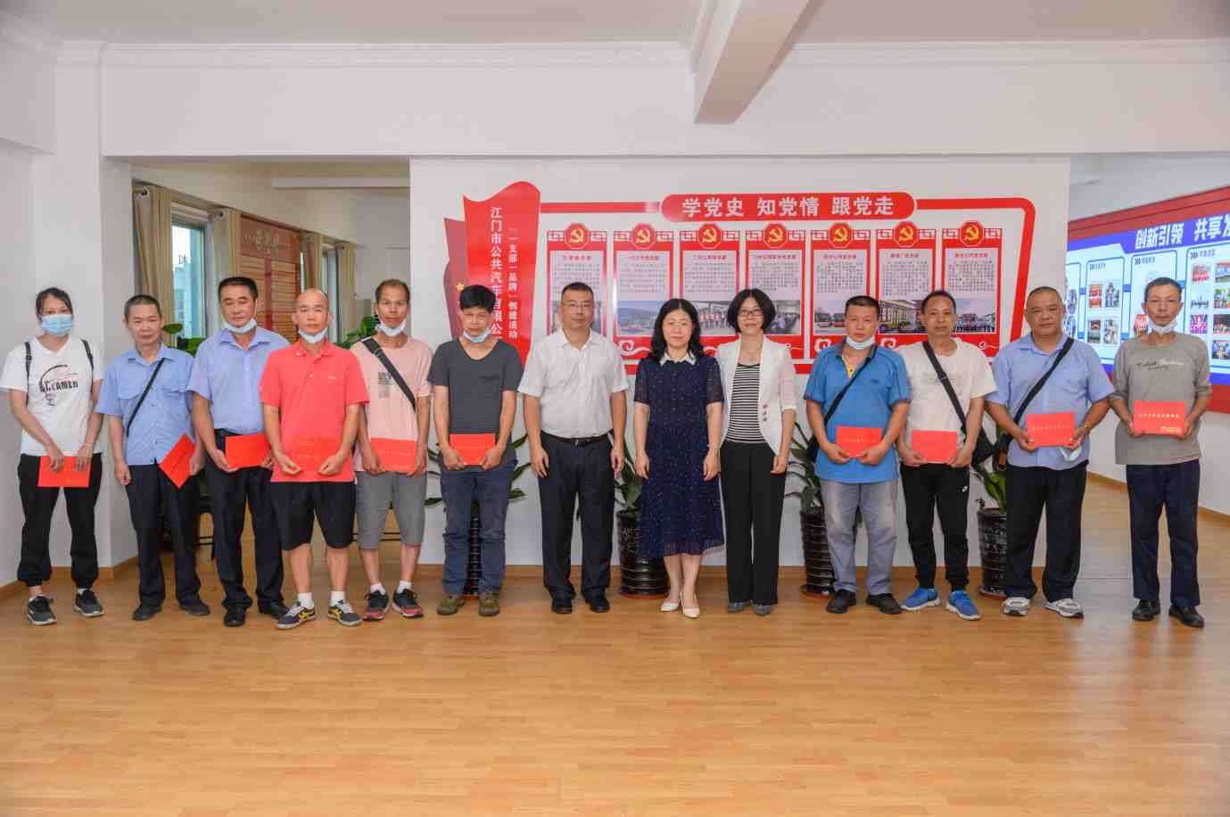 为职工代表发放爱心慰问卡_看图王.jpg