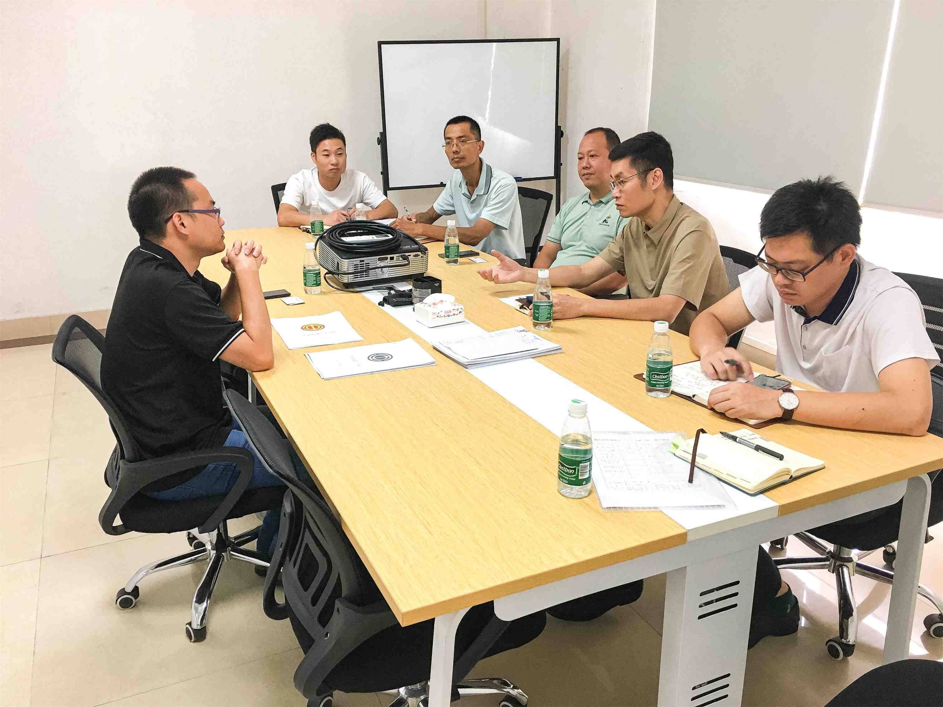 开展座谈会.jpg