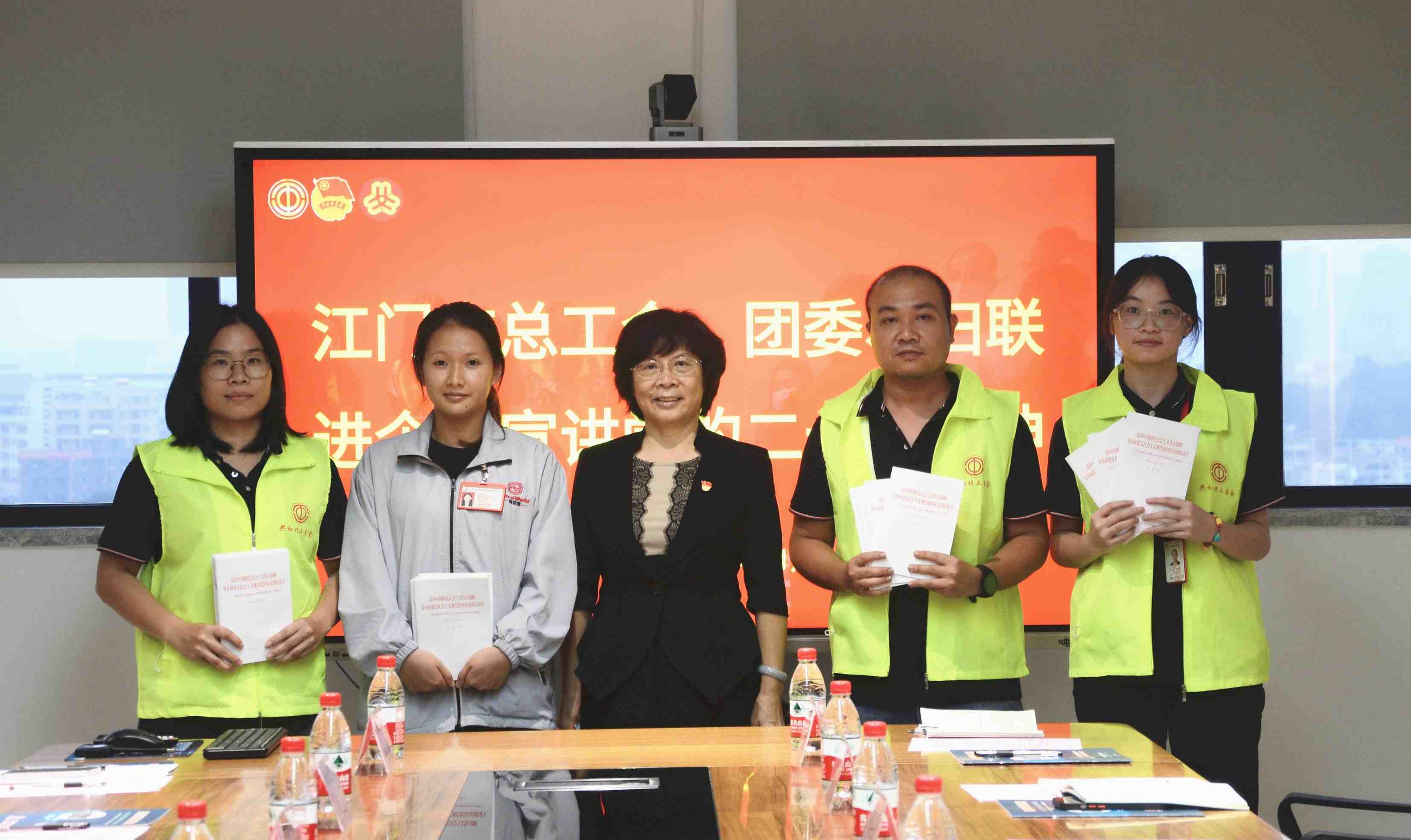 陈霞为一线职工代表赠送了《高举中国特色社会主义伟大旗帜  为全面建设社会主义现代化国家而团结奋斗——在中国共产党第二十次全国代表大会上的报告》单行本.jpg