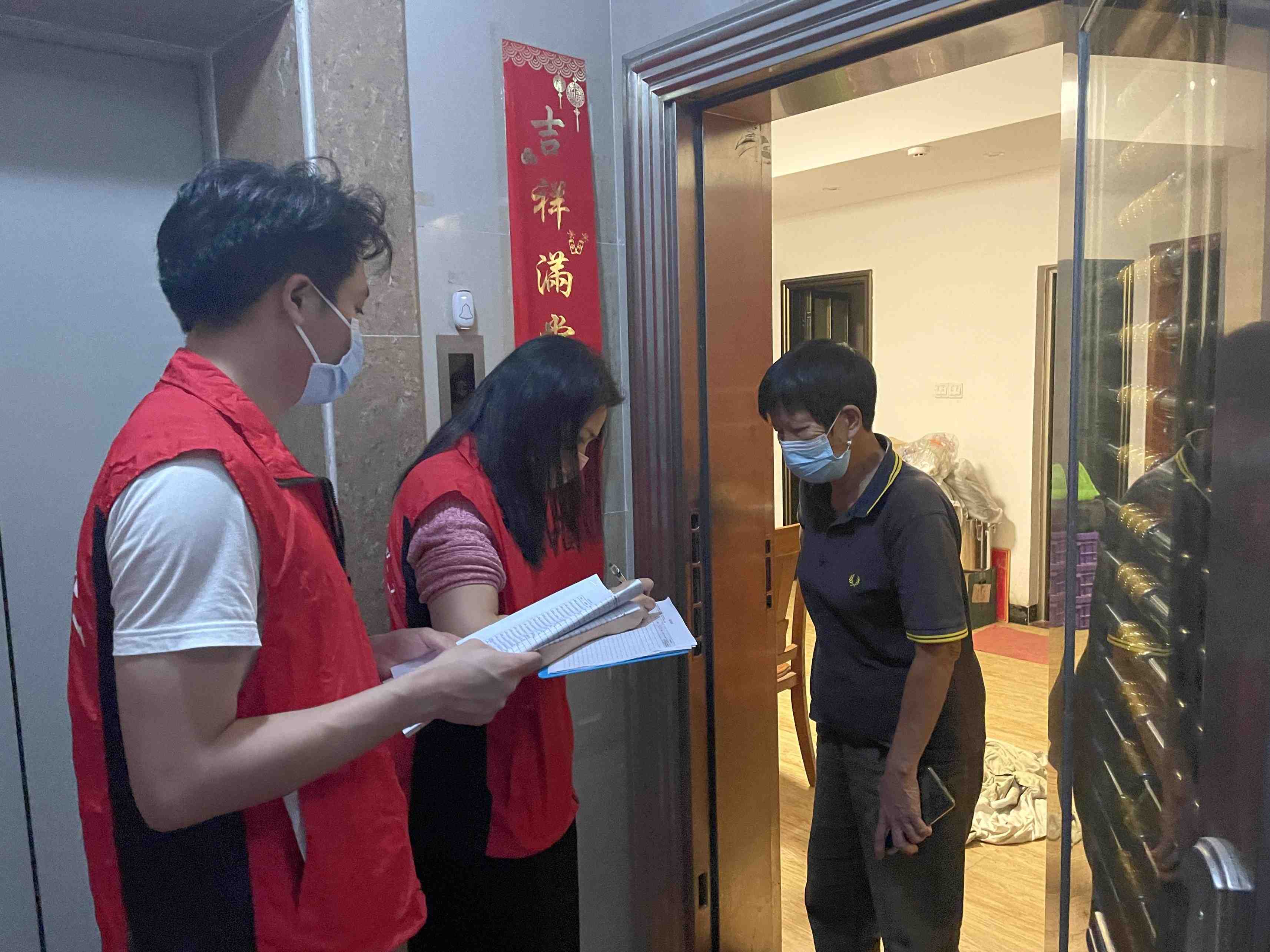 一支部一品牌一特色创建活动：第二党支部党员义工下沉基层网络开展入户信息摸排.jpg