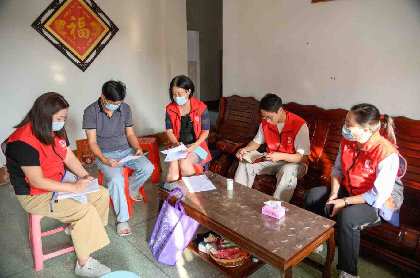 一支部一品牌一特色创建活动：第三支部上门慰问困难职工_看图王.jpg